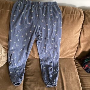 Medium lounge, comfy pants